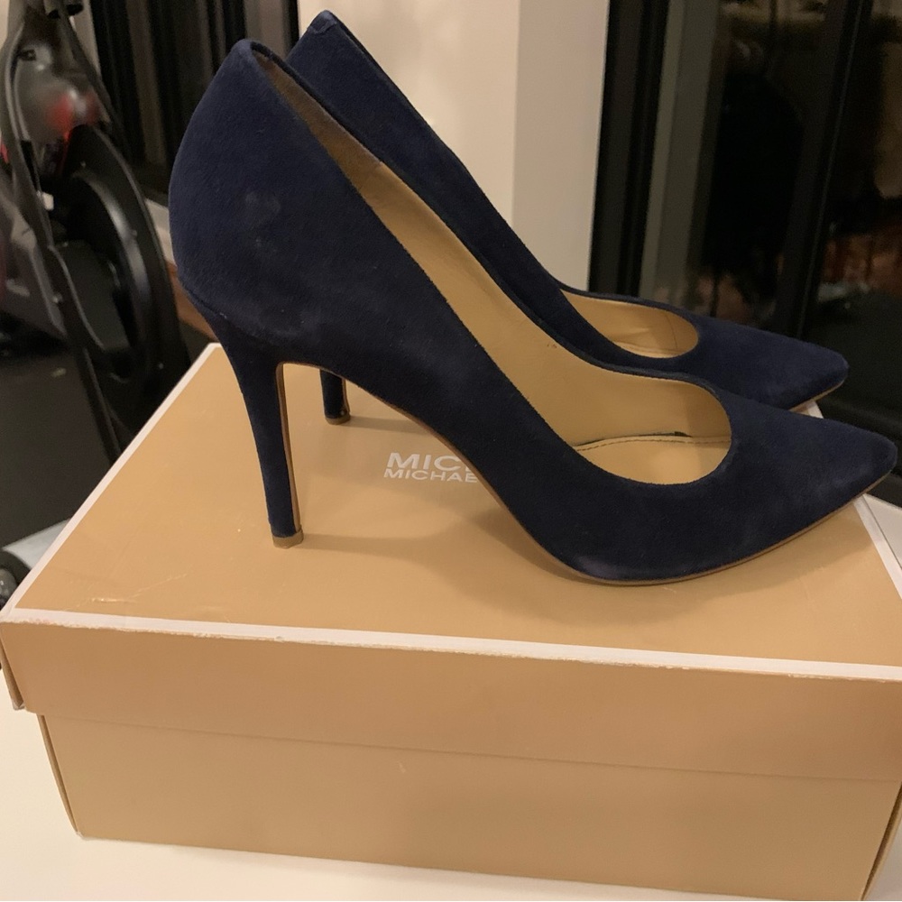 Navy suede pump
